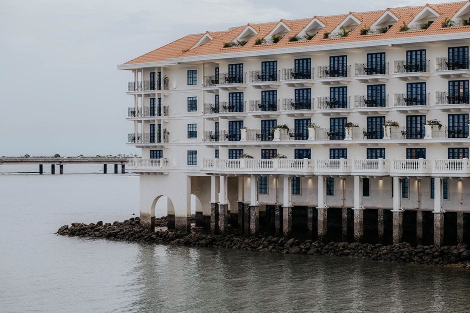 So sánh kinh nghiệm đặt phòng đường Trần Phú Nha Trang uy tín: Khách sạn cổ điển Pháp hay hiện đại?